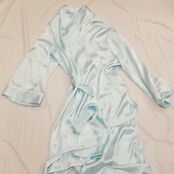 Robe - Picture 3 of 3